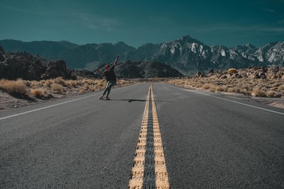 人站在灰色的道路
